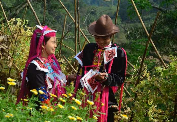 Trang phục cô dâu chú rể người Dao Thanh Y huyện Tiên Yên.