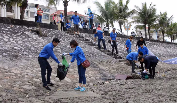 Các đoàn viên thanh niên Cơ quan Báo Quảng Ninh tích cực thu dọn rác dọc bờ biển Cột 5, Cột 3, TP Hạ Long.
