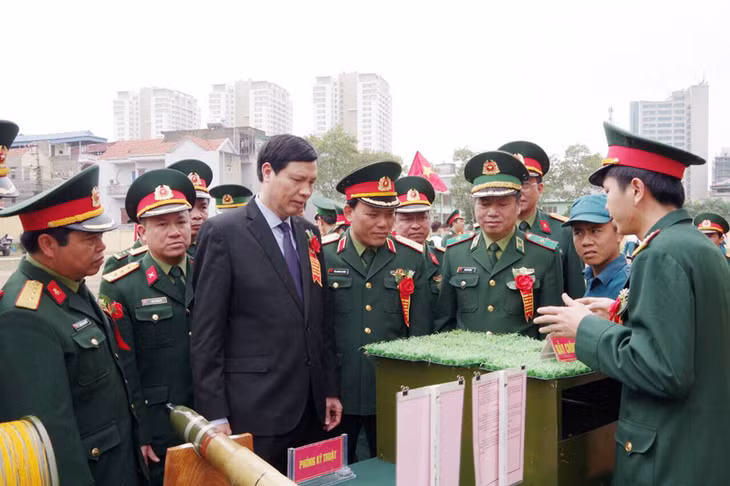 Các đồng chí lãnh đạo tỉnh, lãnh đạo Quân khu 3 tham quan sáng kiến mô hình học cụ huấn luyện của LLVT tỉnh. 