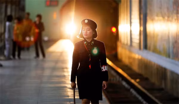 Một công nhân tàu điện ngầm bước đi sau khi một tàu rời nhà ga ở Bình Nhưỡng. (Ảnh: Reuters)