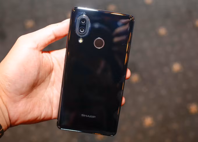Máy có thiết kế theo xu thế chung hiện nay với khung kim loại và hai mặt kính. Cụm camera kép được đặt dọc tương tự iPhone X, cảm biến vân tay nằm ở giữa mặt lưng máy. Camera kép có độ phân giải lần lượt là 12 megapixel và 13 megapixel hỗ trợ chống rung quang học và zoom quang 2x. Nhược của thiết kế này là mặt lưng rất dễ bị bám vân tay gây mất thẩm mỹ.
