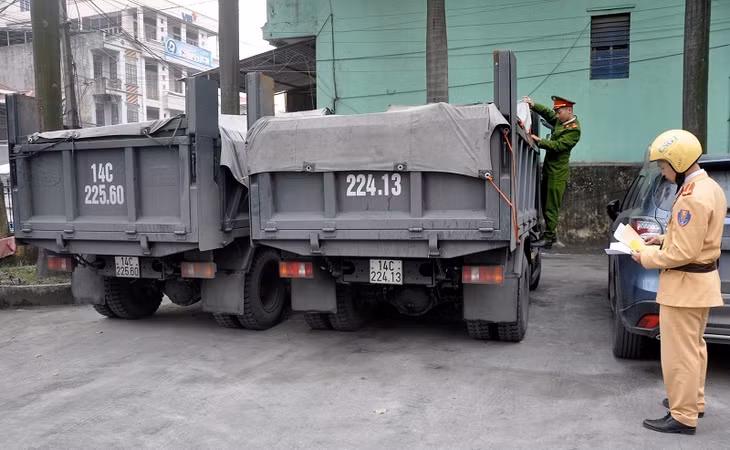 Phương tiện vận chuyển TNKS không rõ nguồn gốc do Tổ phương án 12 Công an TX phát hiện, tạm giữ.