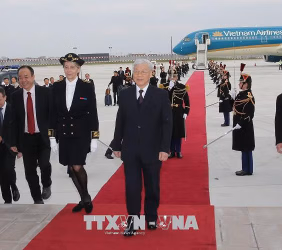 Tổng Bí thư Nguyễn Phú Trọng đến sân bay Quân sự Orly ở Thủ đô Paris. Ảnh : Trí Dũng/TTXVN.
