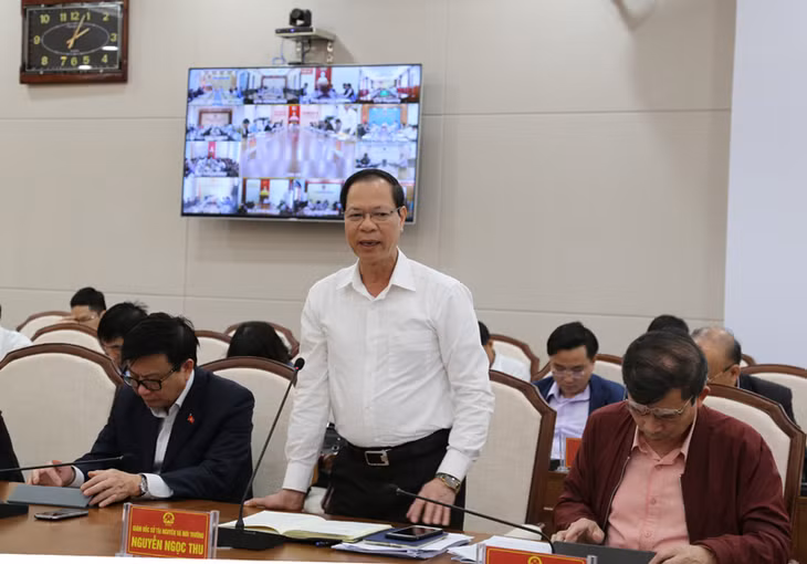 Giám đốc Sở Tài nguyên và Môi trường góp ý kiến tại phiên họp.