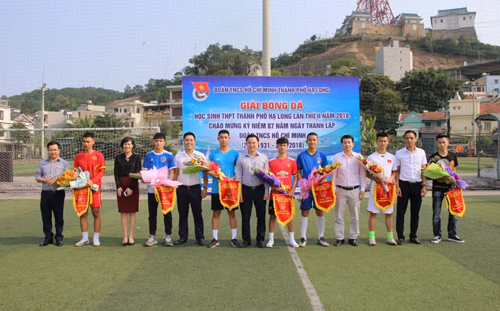 Các đại biểu trao cờ lưu niệm cho 8 đội bóng tham gia giải.