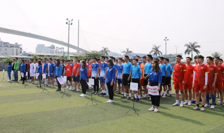 8 đội thi đến từ 8 trường THPT trên địa bàn thành phố tham gia giải.