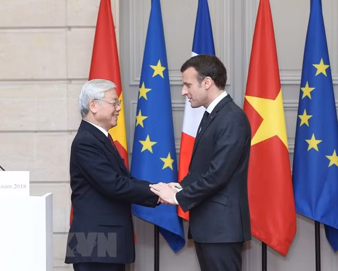 Tổng Bí thư Nguyễn Phú Trọng và Tổng thống Cộng hòa Pháp Emmanuel Macron. (Ảnh: Trí Dũng/TTXVN).