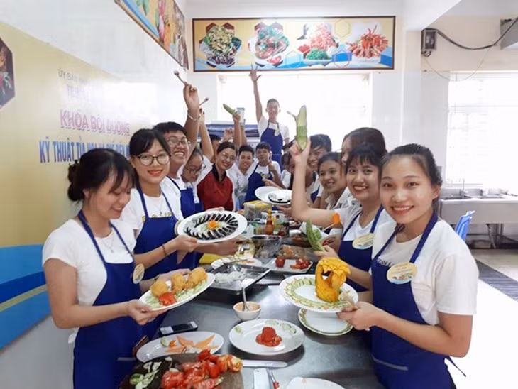 Giờ thực hành của sinh viên Trường Đại học Hạ Long.