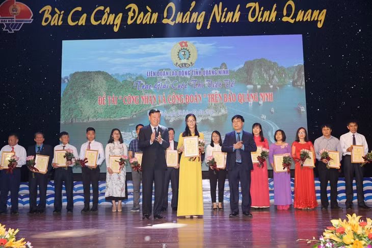 Lãnh đạo Ban Dân vận Tỉnh ủy và Tổng LĐLĐ Việt Nam trao giải xuất sắc cho tác giả Trần Thị Huyền Trang, Trung tâm văn hóa và Truyền thông TP Uông Bí.