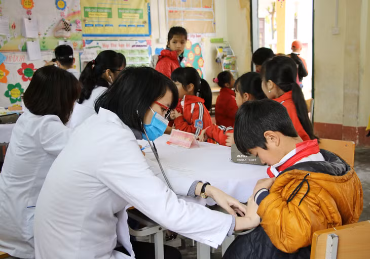 ĐVTN Bệnh viện Việt Nam - Thụy Điển Uông Bí khám, tư vấn sức khỏe và phát thuốc miễn phí cho người dân xã Thống Nhấthuyện Hoành Bồ.