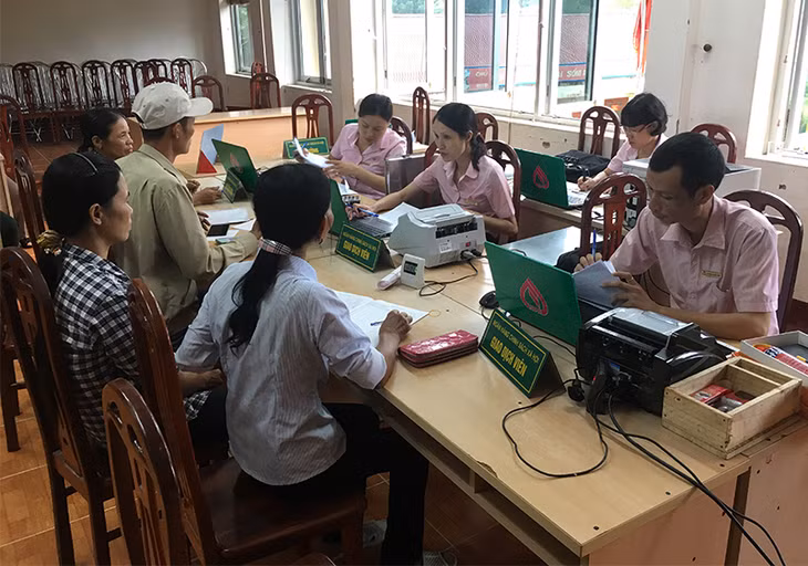 Cán bộ NHCSXH huyện Hoành Bồ thực hiện huy động tiền gửi tiết kiệm tại điểm giao dịch xã Đồng Lâm, huyện Hoành Bồ