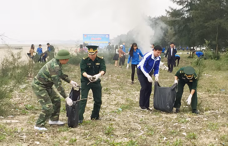 Cán bộ, chiến sỹ BĐBP tỉnh và ĐVTN tham gia nhặt rác, dọn dẹp vệ sinh bãi biển Trà Cổ, TP Móng Cái