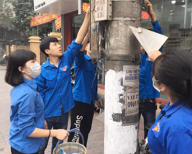 ĐVTN TX Đông Triều bóc dỡ biển quảng cáo tai tuyến đường khu Vĩnh Hòa, phường Mạo Khê