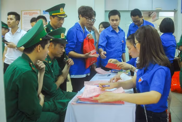 Các chiến sỹ Đồn BP Cửa khẩu cảng Cẩm Phả đăng ký tham gia Ngày hội.