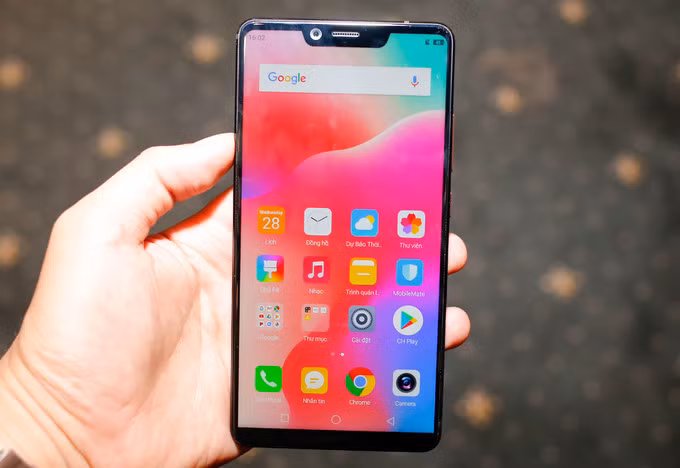 Sản phẩm mới của Sharp sử dụng tấm nền công nghệ Free Form Display nên màn hình chiếm 91% diện tích mặt trước. Do đó máy nhỏ gọn dù kích thước lên đến 6 inch. Màn hình của máy có độ phân giải FullHD+ và độ sáng cao lên đến 550 nit.