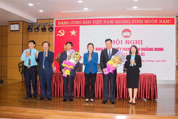 Đồng chí Đỗ Thị Hoàng, Phó Bí thư Thường trực Tỉnh ủy, tặng hoa chúc mừng hội nghị.