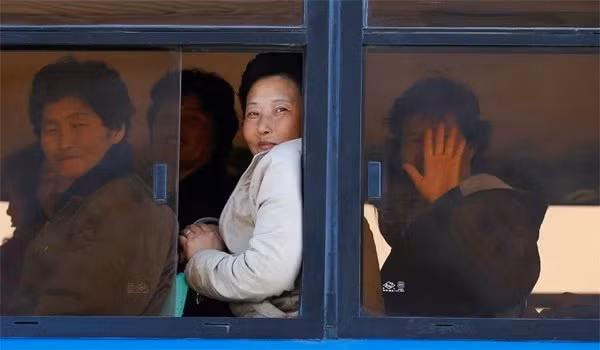Các nữ hành khách biểu lộ cảm xúc trên xe buýt ở Bình Nhưỡng. (Ảnh: Reuters)