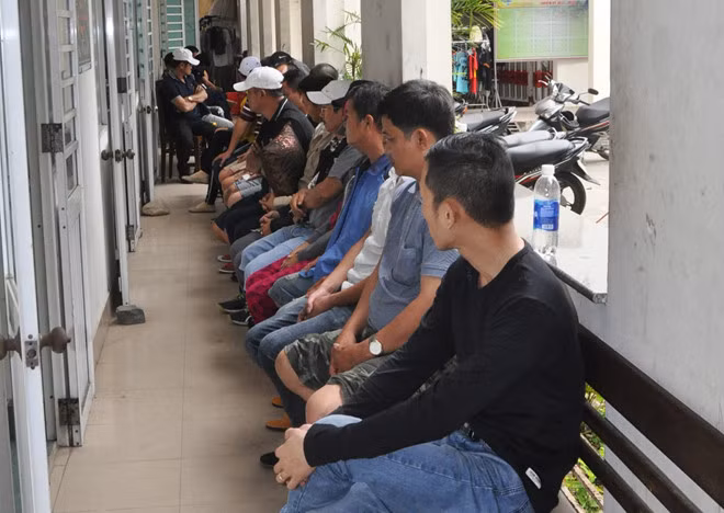 Các nghi can tại cơ quan điều tra. Ảnh: N.T.