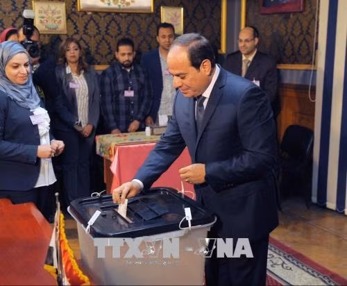Tổng thống Ai Cập Abdel-Fattah al-Sisi (phải) bỏ phiếu tại một điểm bầu cử ở Cairo ngày 26/3. Ảnh: THX/TTXVN