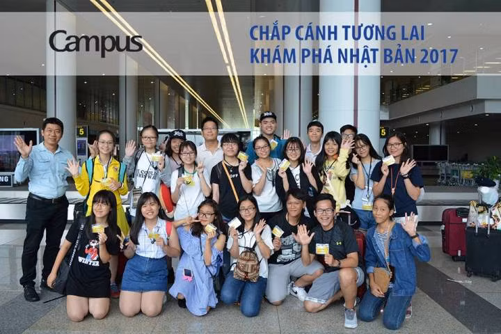 Vũ Thành Long đứng hàng cuối (thứ 5, từ phải sang) trong chuyến đi trải nghiệm học tập Nhât Bản.