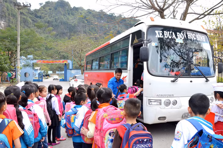 Học sinh trường tiểu học Suối Khoáng, TP Cẩm Phả lên xe đưa đón để về nhà sau giờ học 