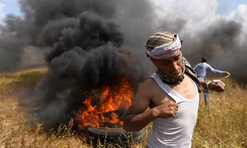 Một thanh niên Palestine tham gia cuộc biểu tình ở biên giới Israel và Gaza ngày 30/3. Ảnh: Reuters.