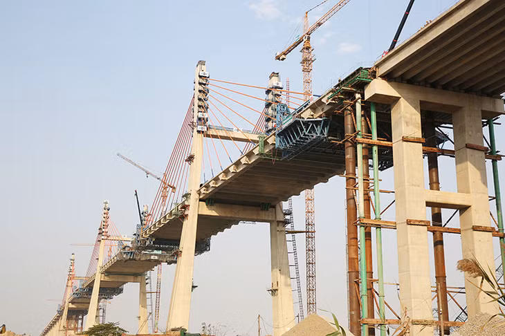 Ngày 26/3, đã hợp long 2 trụ biên nối cầu dẫn với cầu chính Bạch Đằng. Dự kiến trong tháng 4 sẽ hợp long đốt cuối cùng.