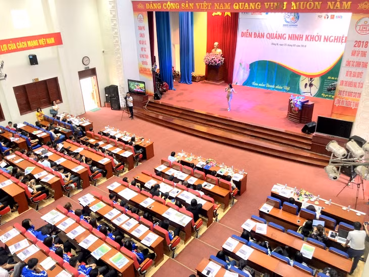 Quang cảnh buổi diễn đàn với sự tham gia của gần 500 sinh viên các trường đại học, cao đẳng trên địa bàn tỉnh
