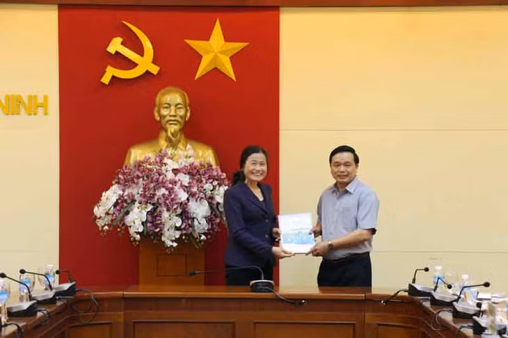 Đồng chí Đỗ Thị Hoàng, Phó Bí thư Thường trực Tỉnh uỷ trao tặng tài liệu liên quan của Quảng Ninh cho Đoàn công tác của Thường trực Tỉnh uỷ Cao Bằng