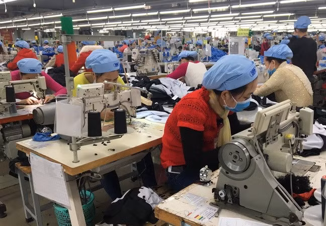 Sản xuất các đơn hàng xuất khẩu tại Công ty cổ phần Dệt may Huế. (Ảnh: Quốc Việt/TTXVN)