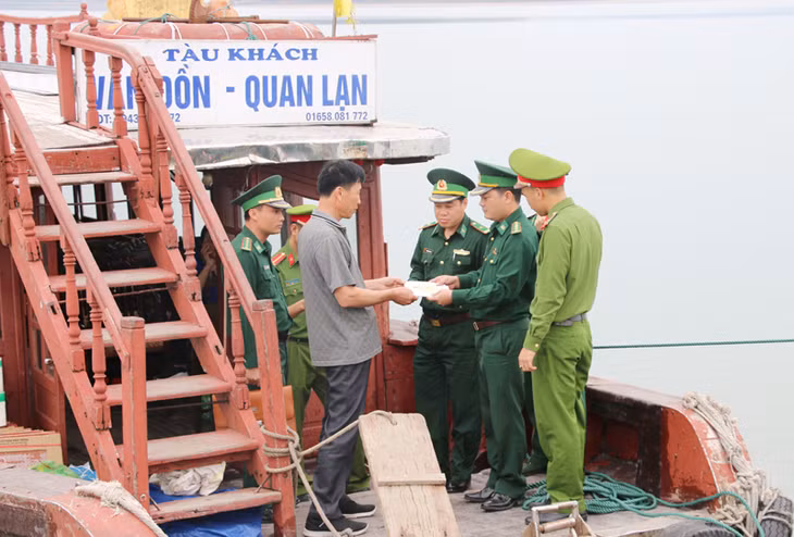 CBCS Đồn Biên phòng Quan Lạn và Đồn Công an Quan Lạn phối hợp tuyên truyền, nhắc nhở các chủ tàu chấp hành ATGT trong vận chuyển hành khách.