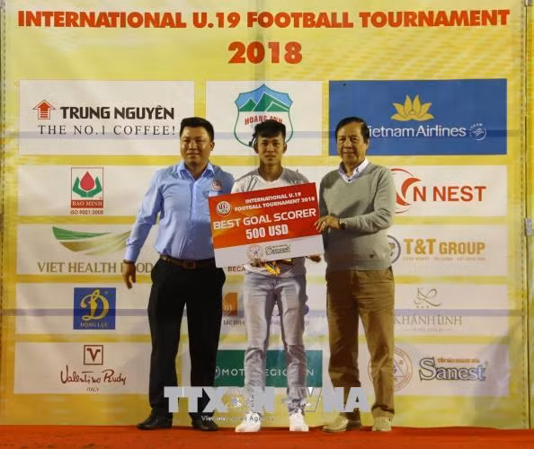 Cầu thủ Lê Minh Bình của U19 Hoàng Anh Gia Lai giành giải Vua phá lưới.