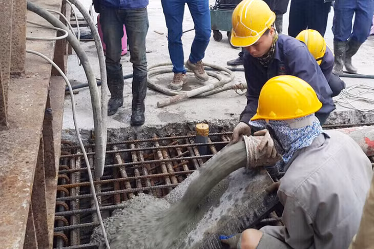 Ngày 26/3, đã hợp long 2 trụ biên nối cầu dẫn với cầu chính Bạch Đằng. Dự kiến trong tháng 4 sẽ hợp long đốt cuối cùng.