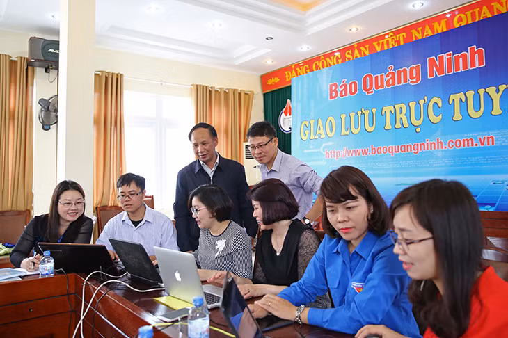 Các đại biểu trả lời câu hỏi của độc giả trong buổi giao lưu.