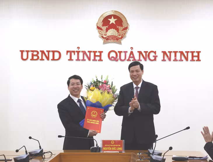 Đồng chí Nguyễn Đức Long, Phó Bí thư Tỉnh ủy, Chủ tịch UBND tỉnh, trao Quyết đinh và tặng hoa chúc mừng tân Chủ tịch UBND huyện Cô Tô.