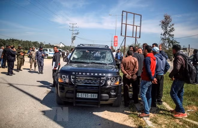 Cảnh sát điều tra sau vụ đánh bom nhằm vào đoàn xe hộ tống Thủ tướng Palestine Rami Hamdallah tại Dải Gaza ngày 13/3. (Nguồn: THX/TTXVN)