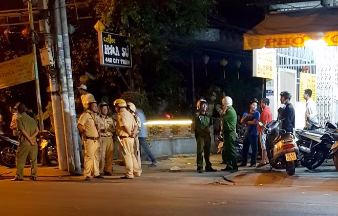 Công an khám nghiệm hiện trường. Ảnh: Lê Trai.