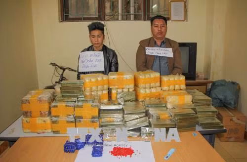 Các đối tượng cùng tang vật vụ án. Ảnh: Xuân Tư/TTXVN