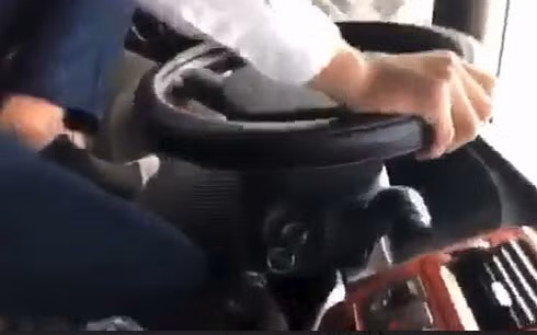 Tài xế có hành vi không an toàn khi lái xe bị thôi việc (ảnh cắt từ clip).