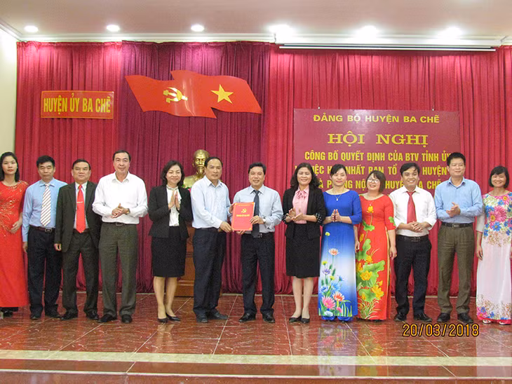 Lãnh đạo huyện Ba Chẽ trao quyết định thành lập Cơ quan Tổ chức - Nội vụ huyện.