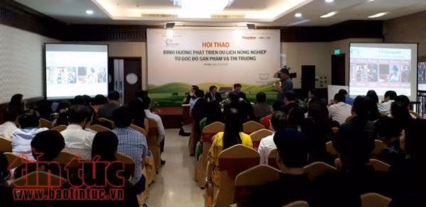 Đại diện một mô hình nông nghiệp đang khai thác hiệu quả qua gắn kết với du lịch giới thiệu tại hội thảo.