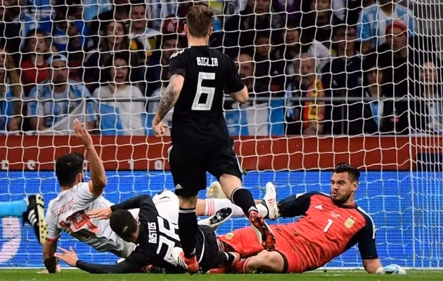  Sergio Romero đã rời sân sớm sau pha va chạm với Diego Costa.