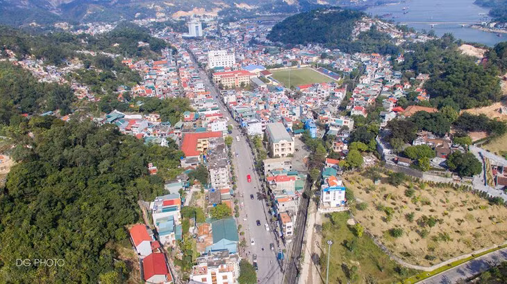 Cẩm Phả đang nỗ lực thực hiện các giải pháp phòng ngừa, kiểm soát, khắc phục ô nhiễm môi trường (Một góc Cẩm Phả nhìn từ trên cao-Ảnh: Lương Dũng-CTV)