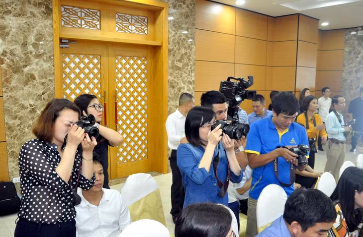 Các phóng viên tác nghiệp tại hội thảo.