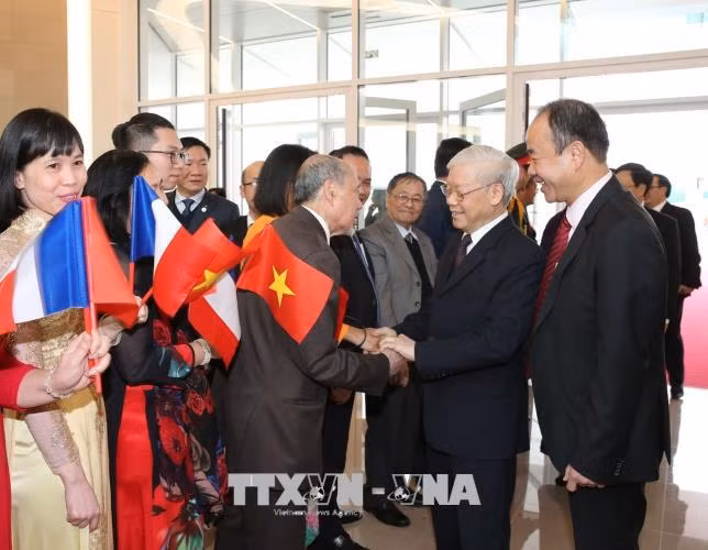 Cán bộ, nhân viên Đại sứ quán Việt Nam và đại diện cộng đồng đón Tổng Bí thư Nguyễn Phú Trọng tại sân bay Quân sự Orly ở Thủ đô Paris. Ảnh : Trí Dũng/TTXVN.