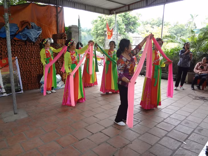 CLB dân ca chèo TX Đông Triều được thành lập vào tháng 2-2018 đã đáp ứng được nhu cầu sinh hoạt văn hóa trong cộng đồng của người dân trên địa bàn