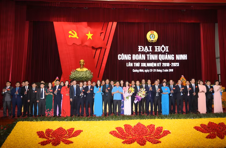 Đại diện Tổng LĐLĐ Việt Nam và đồng chí Đặng Huy Hậu, Phó Chủ tịch Thường trực UBND tỉnh tặng hoa chúc mừng BCH LĐLĐ tỉnh khóa XIII.