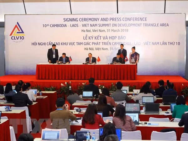 Ba thủ tướng ký kết Tuyên bố chung Hội nghị Cấp cao hợp tác Khu vực Tam giác phát triển Campuchia-Lào-Việt Nam (CLV) lần thứ 10 trước sự chứng kiến của các cơ quan báo chí trong nước và quốc tế. (Ảnh: TTXVN)