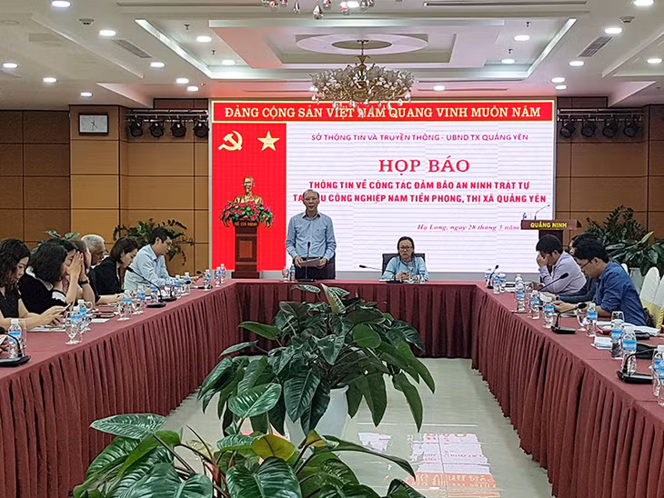 Đồng chí Trần Đức Thắng, Chủ tịch UBND TX Quảng Yên thông tin về tình hình ANTT tại Khu công nghiệp Nam Tiền Phong.
