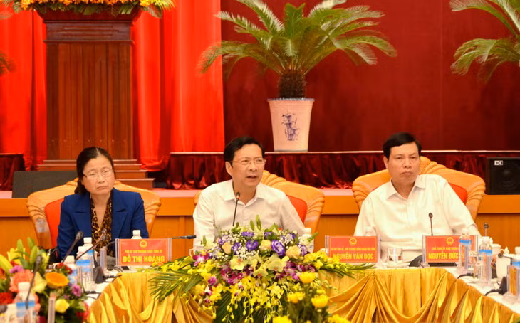 Các đồng chí lãnh đạo tỉnh chủ trì hội nghị.